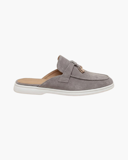 Hellgraue Wildleder-Mule im mediterranen Stil