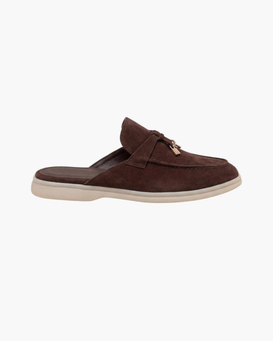 Braune Wildleder-Mule im mediterranen Stil