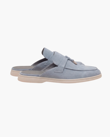 Himmelblauer Wildleder-Mule im mediterranen Stil