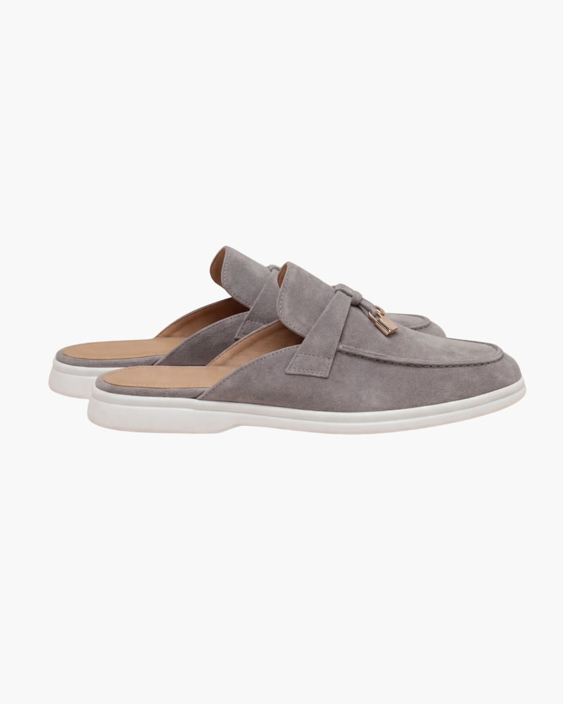 Hellgraue Wildleder-Mule im mediterranen Stil