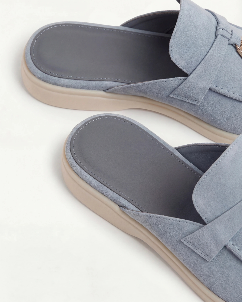 Himmelblauer Wildleder-Mule im mediterranen Stil