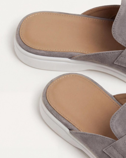 Hellgraue Wildleder-Mule im mediterranen Stil