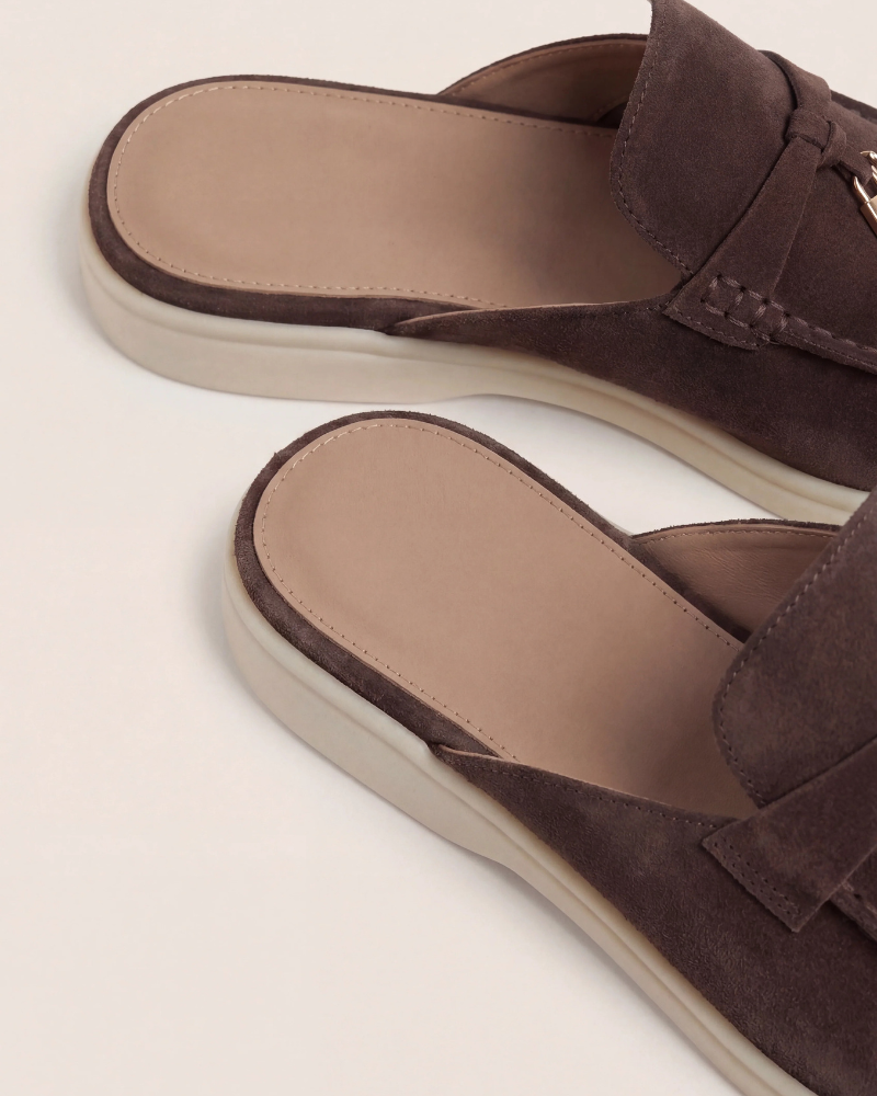 Braune Wildleder-Mule im mediterranen Stil