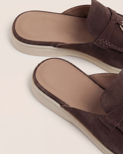 Braune Wildleder-Mule im mediterranen Stil