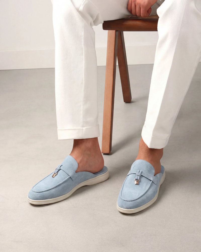 Himmelblauer Wildleder-Mule im mediterranen Stil