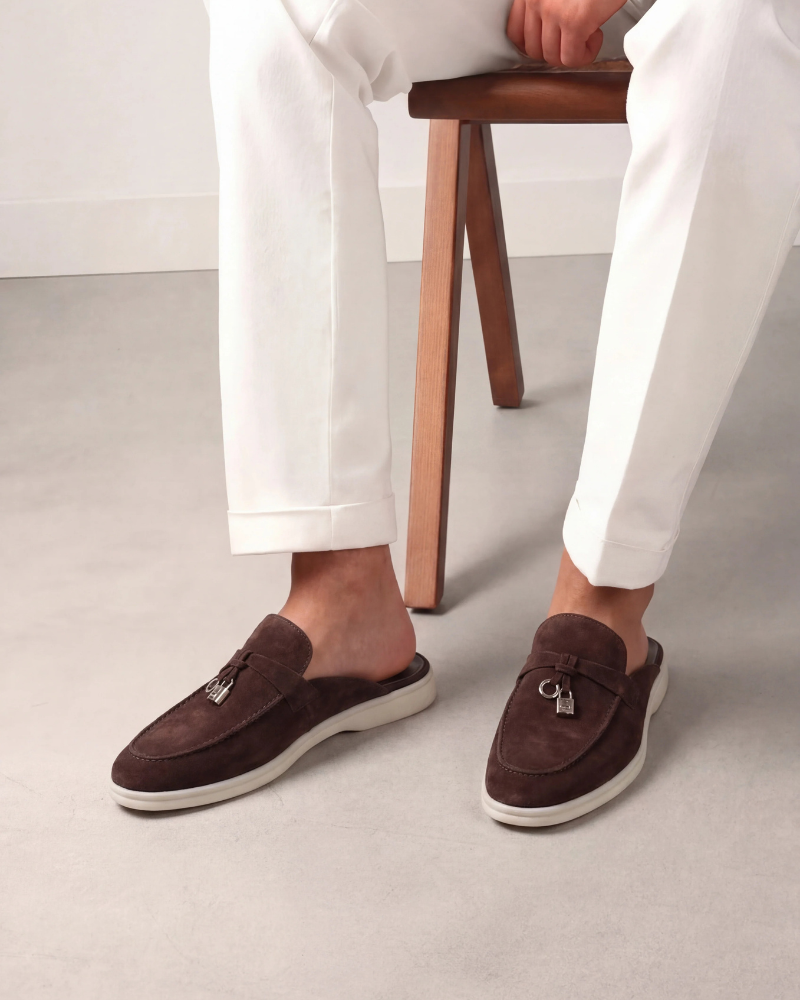 Braune Wildleder-Mule im mediterranen Stil