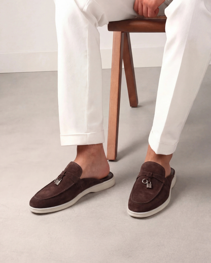 Braune Wildleder-Mule im mediterranen Stil