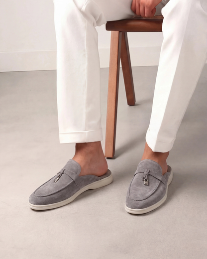Hellgraue Wildleder-Mule im mediterranen Stil