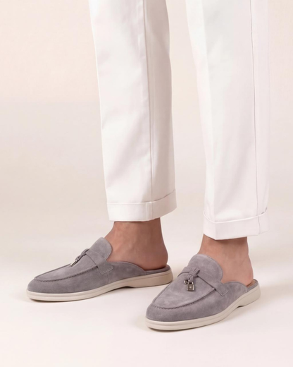Hellgraue Wildleder-Mule im mediterranen Stil