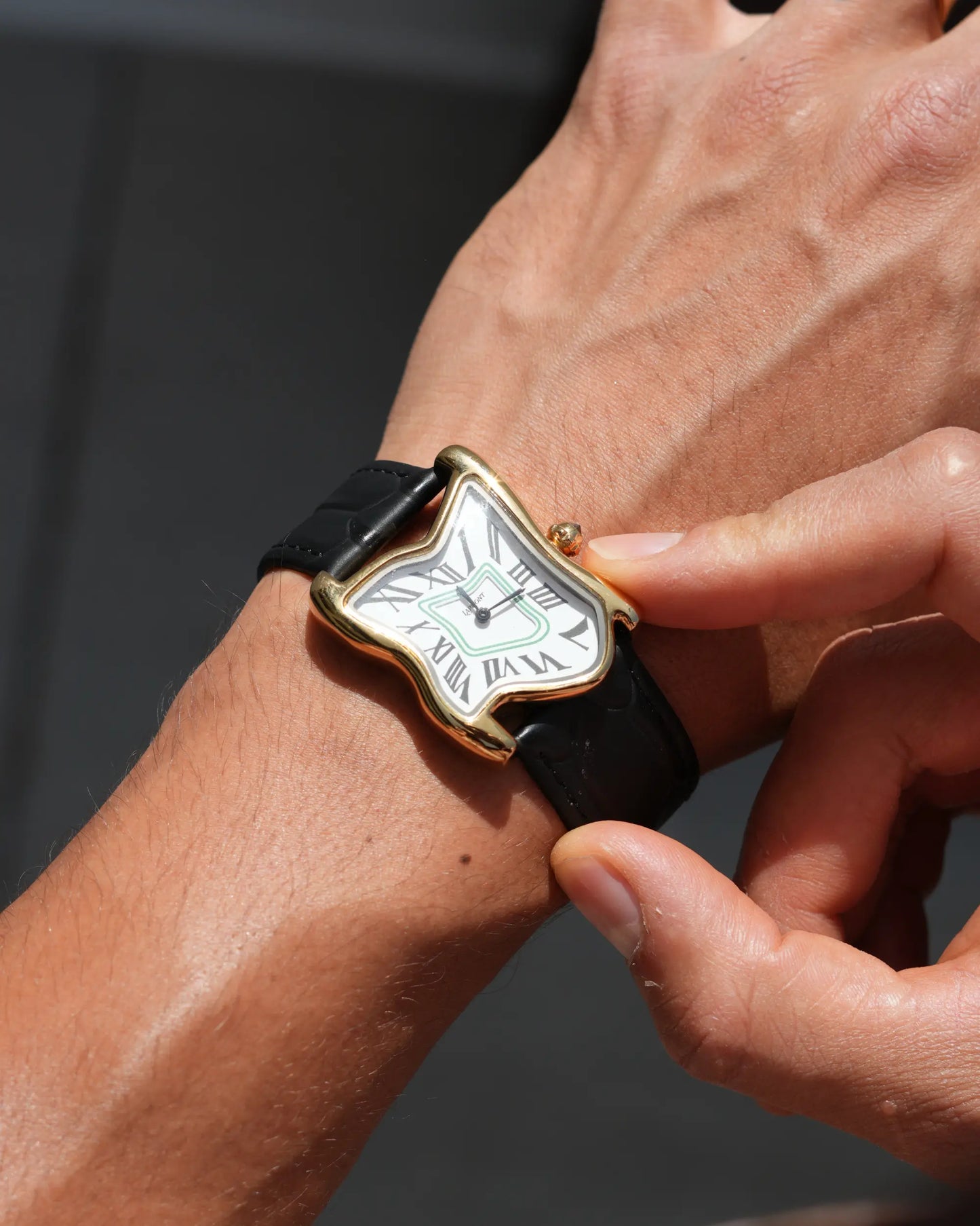 Quadratische Schmelz-Uhr Groß Gold