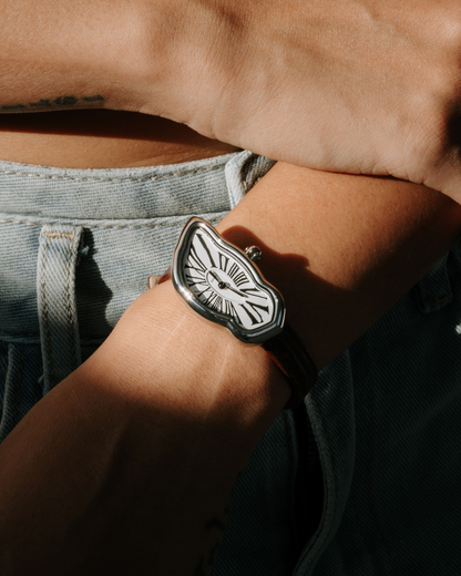 Schmelzende Uhr Klein Silber