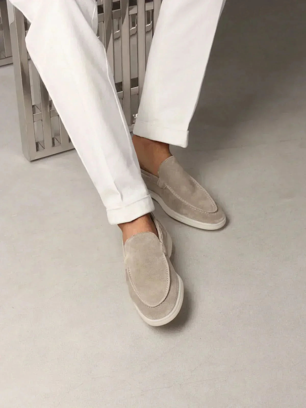 Klassischer Wildleder Slipper Hellgrau