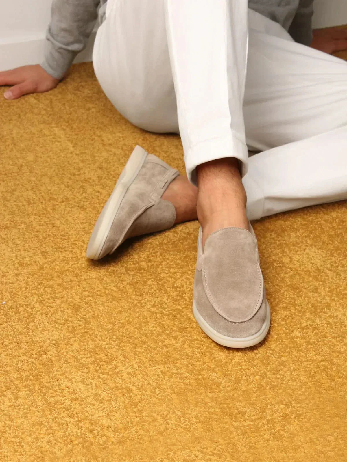 Klassischer Wildleder Slipper Hellgrau
